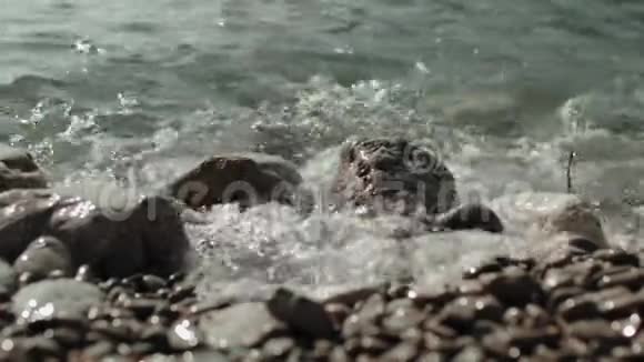 海浪冲刷海石视频的预览图