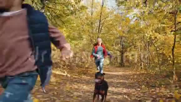 两个孩子在秋天公园里和小矮人跑视频的预览图