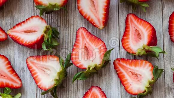 新鲜的美味的一半熟的草莓放在乡村木桌上视频的预览图