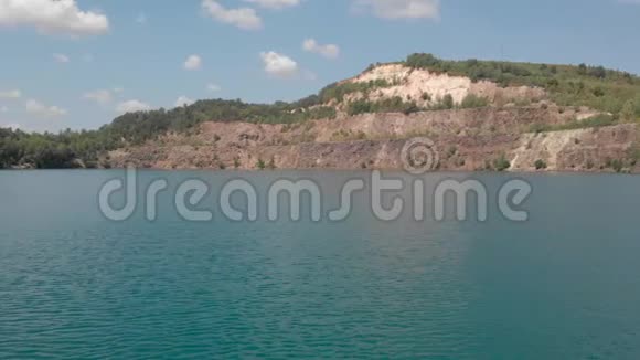 有着美丽湖泊的采石场景观视频的预览图