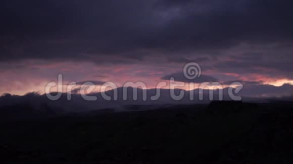 迷人的日落和冰岛惊人的云层视频的预览图