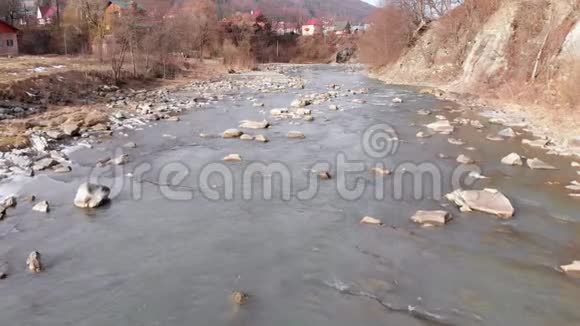 飞越野山河与巨石急流同流视频的预览图