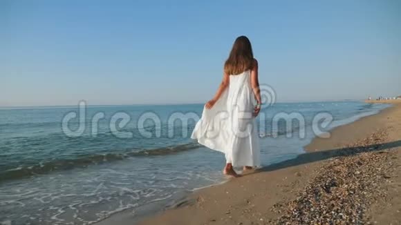 一个光着脚的女孩海边视频的预览图
