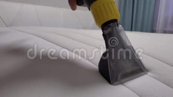 特写男性手清洁床垫的专业提取方法视频的预览图