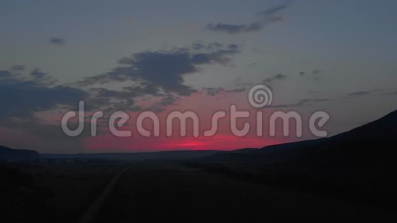 粉红色的日落天空覆盖城市和山脉视频的预览图