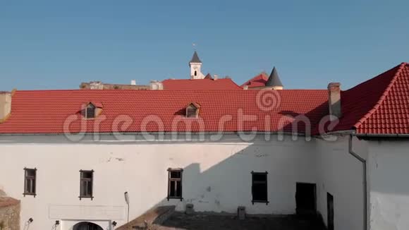 帕拉诺克城堡蓝天下有红色屋顶视频的预览图