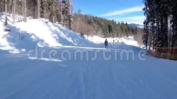 第一人称观看滑雪者和滑雪者滑下滑雪坡滑雪胜地视频的预览图
