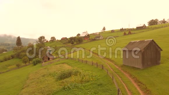 喀尔巴阡山山坡草地上的木屋视频的预览图