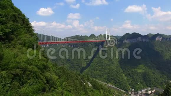 湖北峡谷艾寨吊桥鸟瞰图视频的预览图