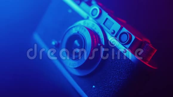 老式照片相机霓虹蓝光平滑电影运动电影烟雾视频的预览图