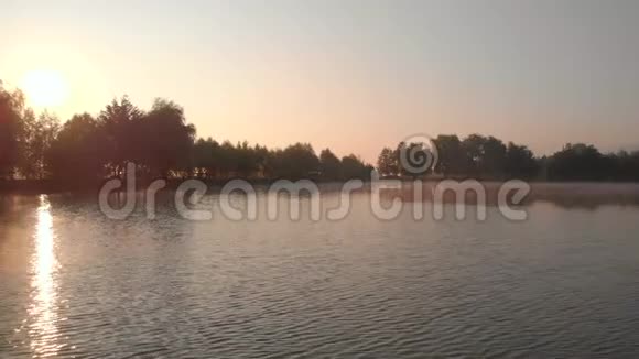 湖上日出水中倒影视频的预览图