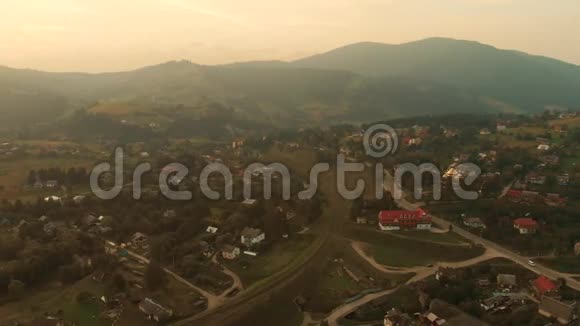 喀尔巴阡山脉高地镇的鸟瞰图视频的预览图