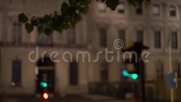 对巴黎大街的视线不集中晚安两个红绿灯和一个建筑立面视频的预览图