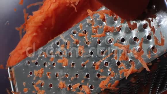 切碎胡萝卜做蛋糕视频的预览图