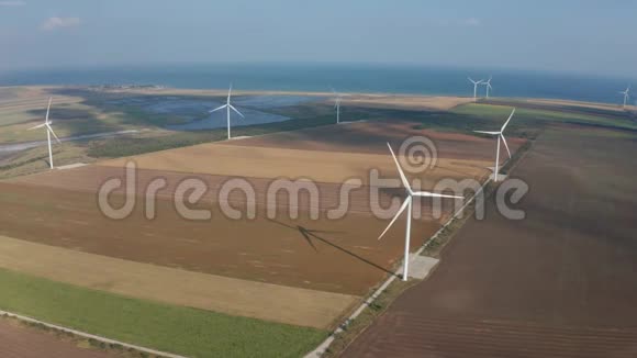 可耕地中风力发电机的空中射击视频的预览图