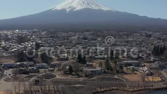富士山雪峰晴空万里日本标志性火山的空中景色视频的预览图