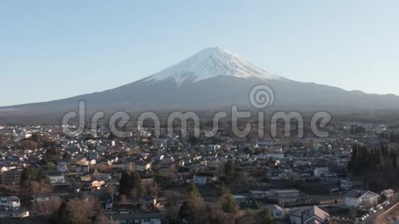 藤川真子空中盘旋在日本标志性景观上背景是富士山视频的预览图