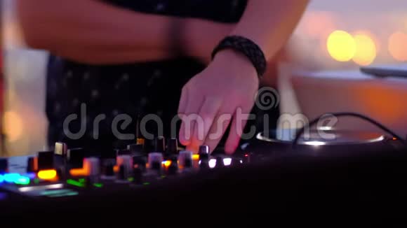 男性音乐家用手演奏MIDI键盘记录音乐视频的预览图