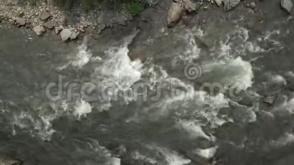 山河快速水流的俯视图视频的预览图