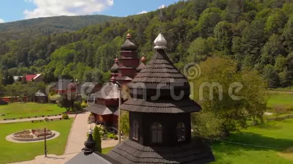 喀尔巴阡山一座古老的木制教堂的景观视频的预览图