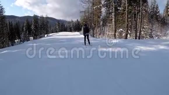 滑雪场滑雪和业余滑雪者的新手女孩滑下滑雪坡视频的预览图