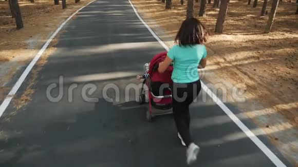 俯视图带婴儿车的跑步妇女视频的预览图