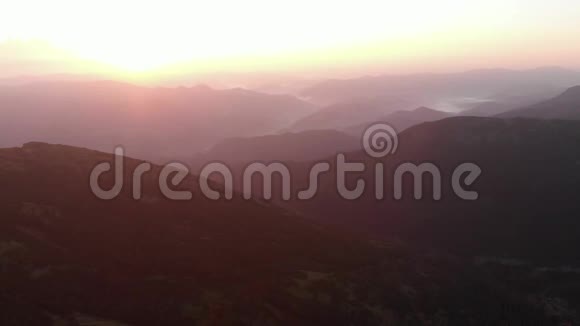 夏天童话般的日落越过山峰视频的预览图