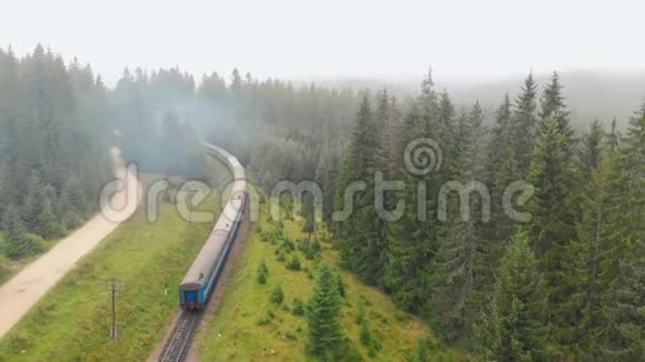 在喀尔巴阡山脉的火车过桥视频的预览图