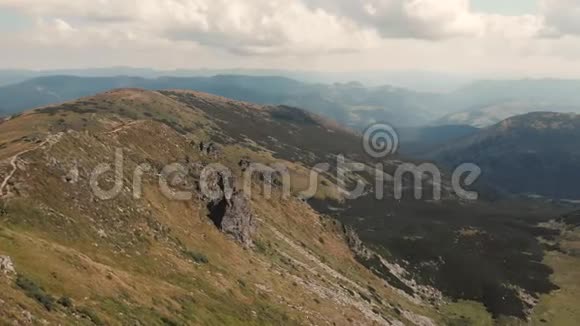 夏天的山谷景观视频的预览图
