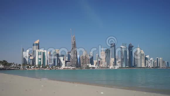 从卡塔尔多哈海滩俯瞰市中心和摩天大楼视频的预览图