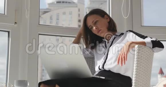 女办公室经理坐在现代化的办公室里看着班长想着工作中的错误视频的预览图