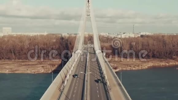 斜拉桥的鸟瞰图视频的预览图