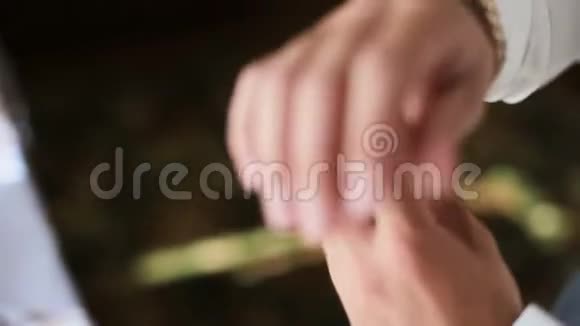 男人手表在手臂上视频的预览图