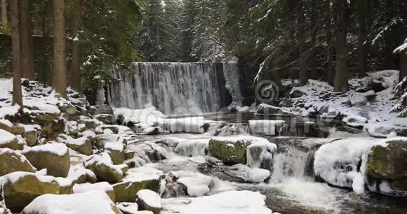 波兰卡尔帕茨野生瀑布的景观视频的预览图