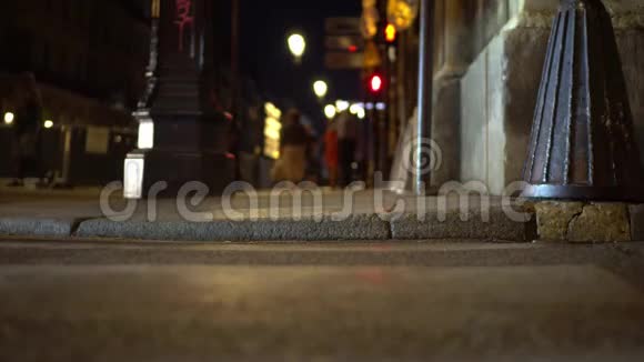 晚上在巴黎大街从沥青层开始射击汽车经过关闭视频的预览图