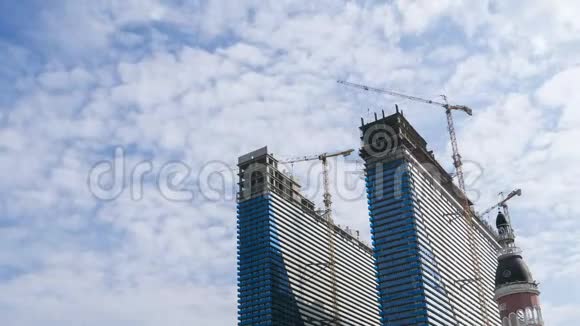 用起重机建造现代摩天大楼时光流逝蓝天上的云视频的预览图