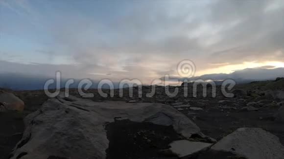 时间流逝的雨云移动在岩石火山景观在冰岛Fimvorduhals赛道视频的预览图