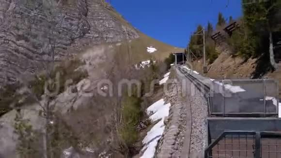 火车在铁路上的雪山上滑行瑞士阿尔卑斯山视频的预览图