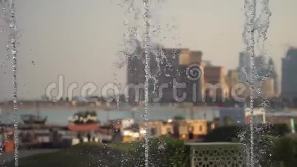 模糊的视野一个城市与慢运动喷泉在前景拍摄于卡塔尔多哈阳光明媚的一天视频的预览图