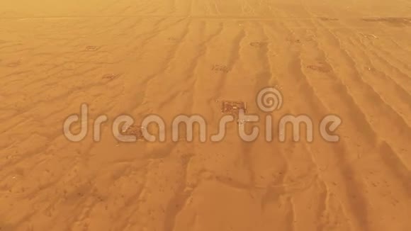 阿联酋沙漠营地的空中景观视频的预览图