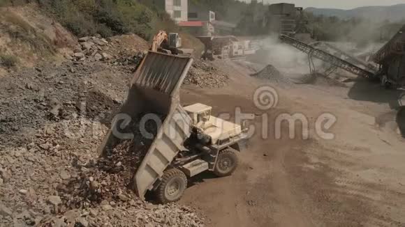 自卸汽车在采石场卸煤视频的预览图