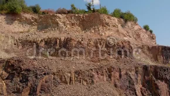 在蓝天背景下靠近采石场悬崖视频的预览图