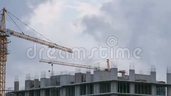 建筑施工建筑工地上的塔式起重机建筑工人工作时间推移视频的预览图