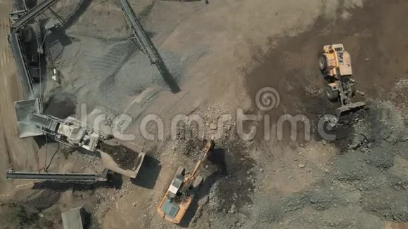 在采石场工作的采矿机械视频的预览图