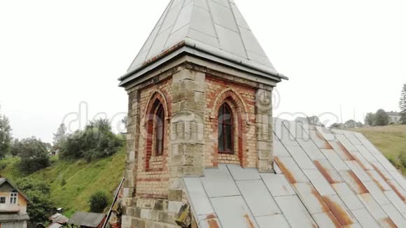 喀尔巴阡村的一座古老的石头教堂视频的预览图