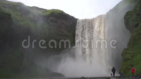 日落时斯高佛斯瀑布缓慢运动冰岛视频的预览图