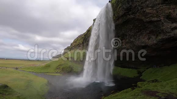 美丽的瀑布Seljalandsfoss在夏季缓慢运动冰岛视频的预览图