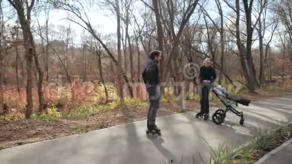 秋天年轻的父母在一个阳光明媚的城市公园里和一个孩子在婴儿车里散步妈妈打开婴儿车视频的预览图