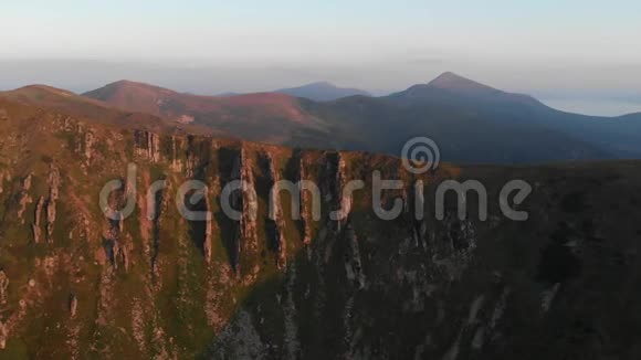 落基山脉的山峰和斜坡鸟瞰视频的预览图