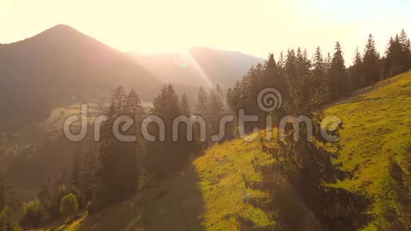 阳光明媚的一天美丽的高山景观视频的预览图